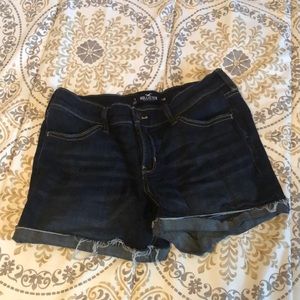 Size 7 (women’s 28) Hollister low-rise jean shorts